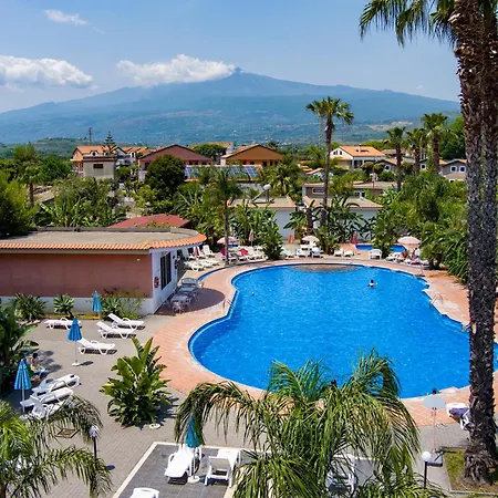 אתר נופש Villaggio Alkantara 3*